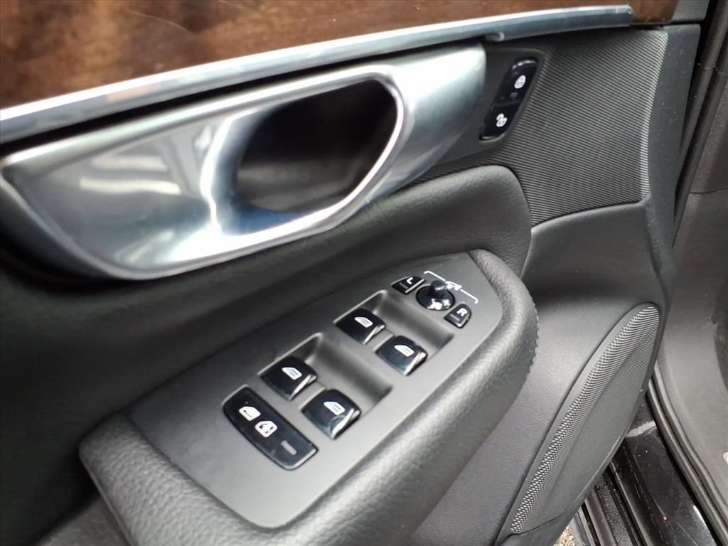 Used 2017 Volvo XC90 T6 Momentum w/ Vision Package image 17