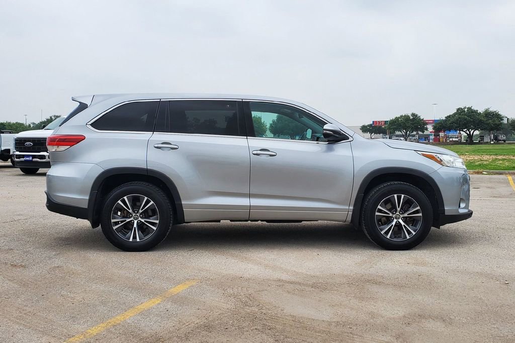 Used 2017 Toyota Highlander LE AWD/4WD image 29