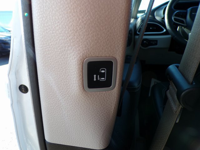 Used 2024 Chrysler Pacifica Touring-L FWD image 11