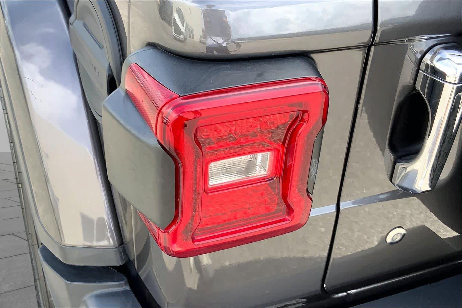 Used 2018 Jeep Wrangler Unlimited Sahara AWD/4WD image 29