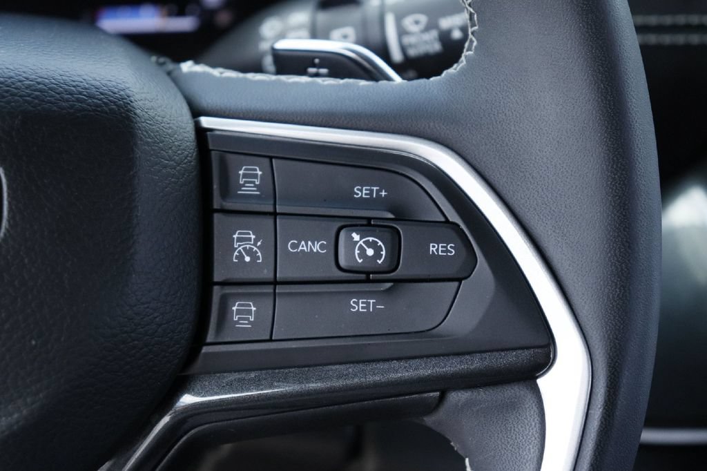 Used 2023 Jeep Grand Cherokee Laredo RWD image 8