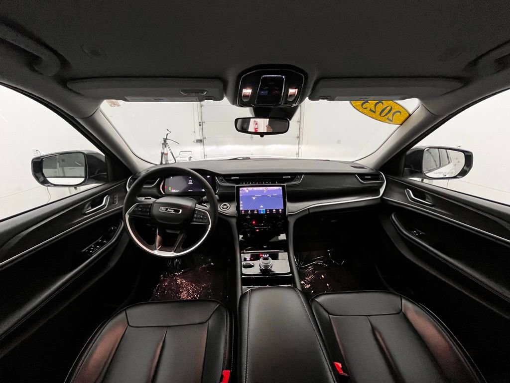 Used 2023 Jeep Grand Cherokee L Limited w/ Black Appearance Package image 9