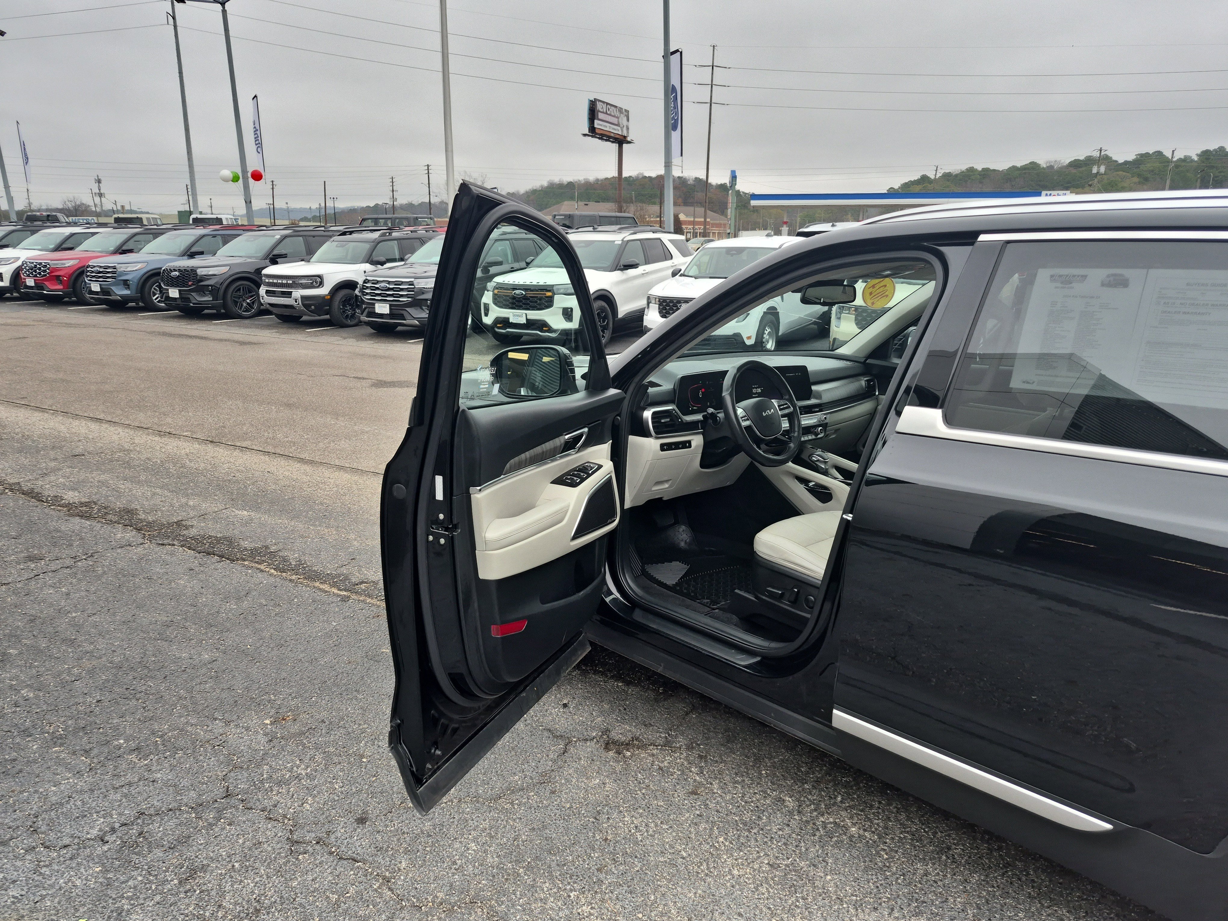 Used 2024 Kia Telluride EX w/ EX Captain's Chair Package image 9