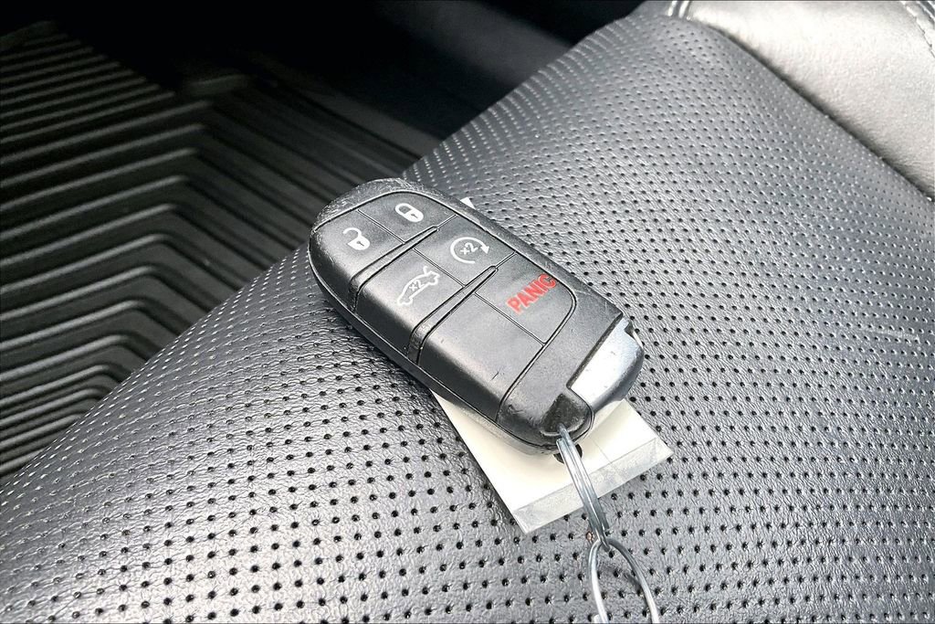 Used 2021 Dodge Charger SXT w/ Leather Interior Group RWD image 11