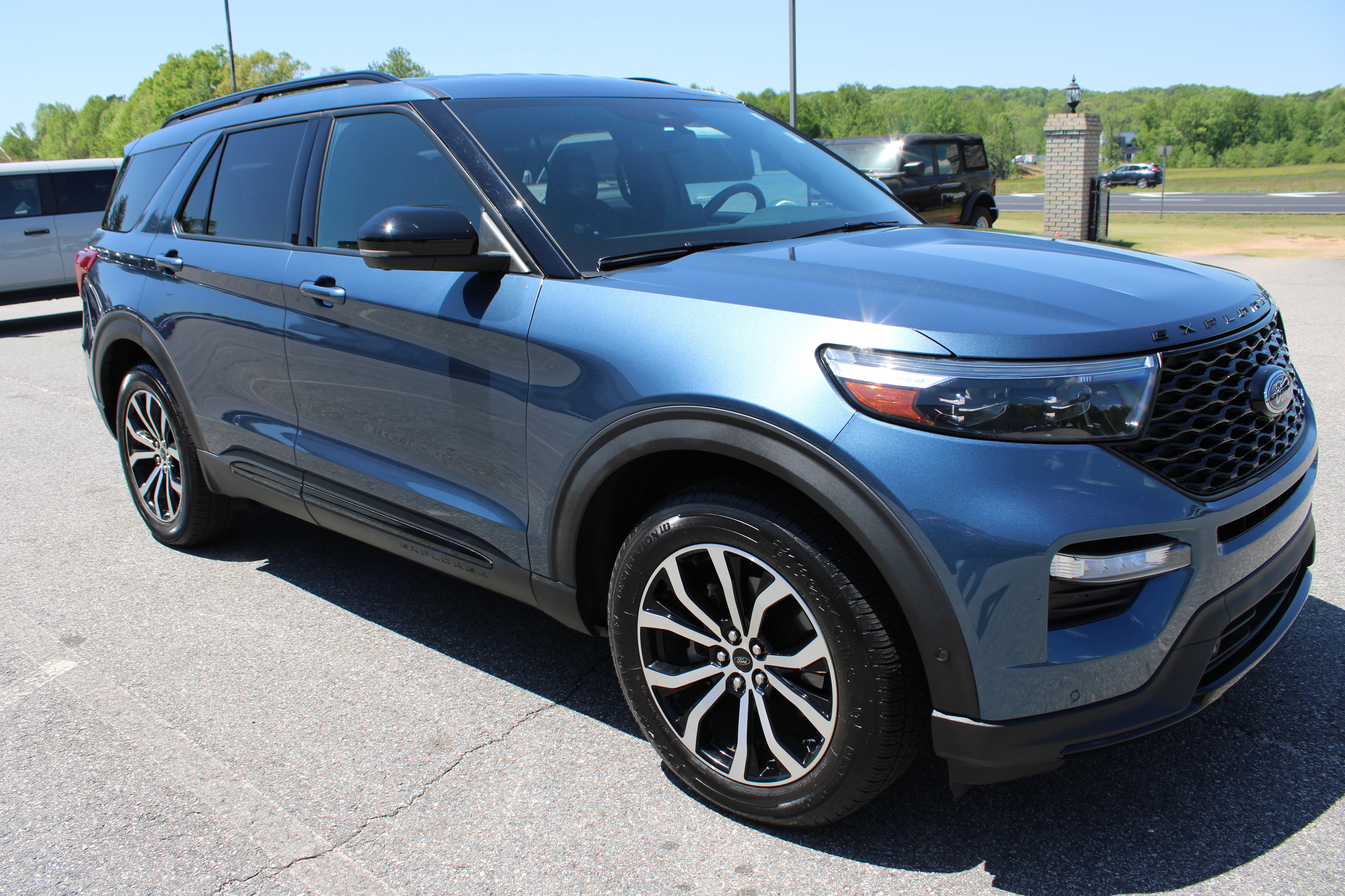 Certified 2020 Ford Explorer ST w/ Premium Technology Package AWD/4WD image 4
