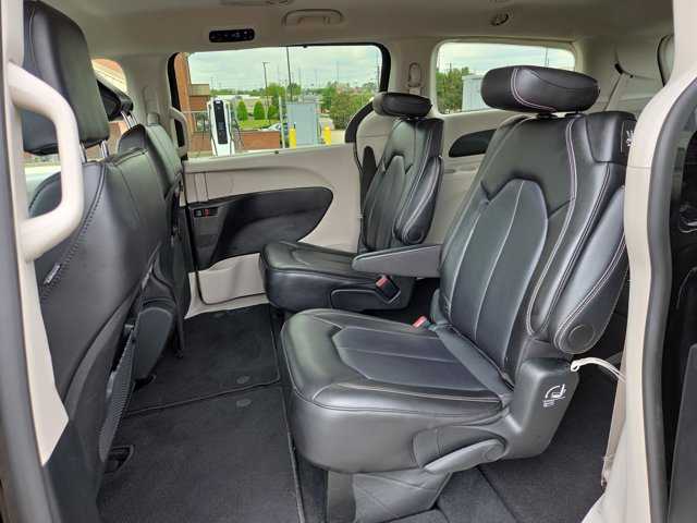 Used 2024 Chrysler Pacifica Touring-L FWD image 11