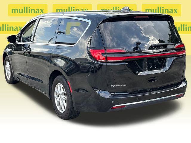Used 2024 Chrysler Pacifica Touring-L FWD image 9