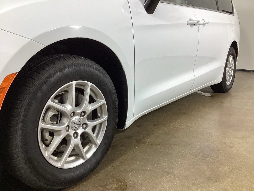 Used 2024 Chrysler Pacifica Touring-L FWD image 2
