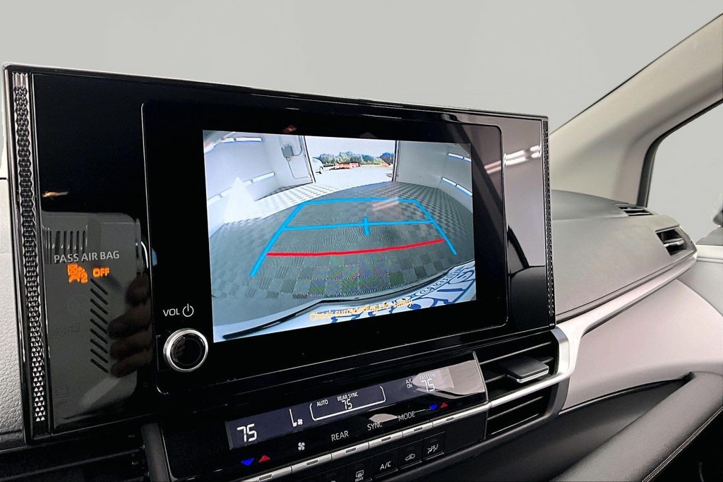 Used 2025 Toyota Sienna LE FWD image 21