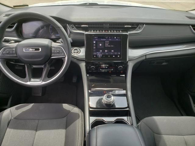 Used 2023 Jeep Grand Cherokee Laredo w/ Luxury Tech Group I AWD/4WD image 15