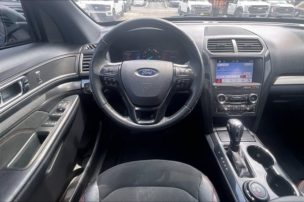 Certified 2019 Ford Explorer XLT w/ Equipment Group 202A AWD/4WD image 4