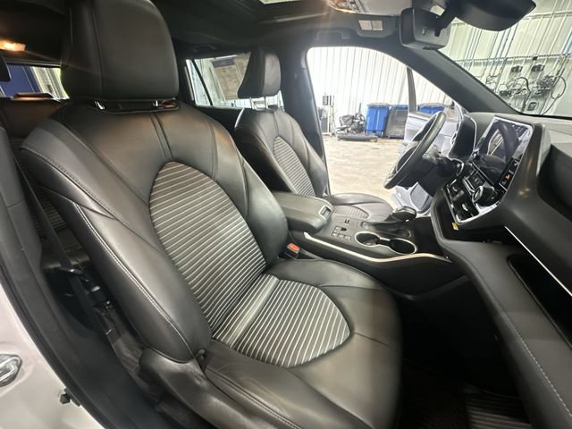 Used 2023 Toyota Highlander XSE FWD image 32