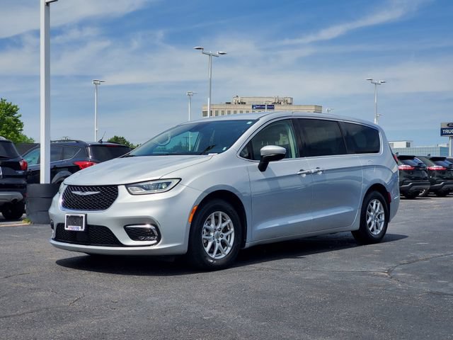 Used 2023 Chrysler Pacifica Touring-L FWD image 35