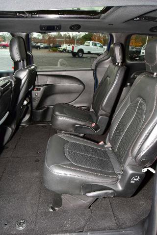 Used 2020 Chrysler Pacifica Touring-L image 36