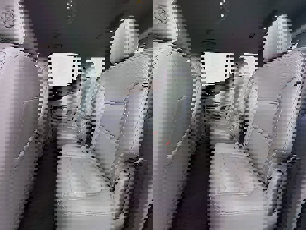 Used 2023 GMC Acadia SLT w/ Preferred Package image 17