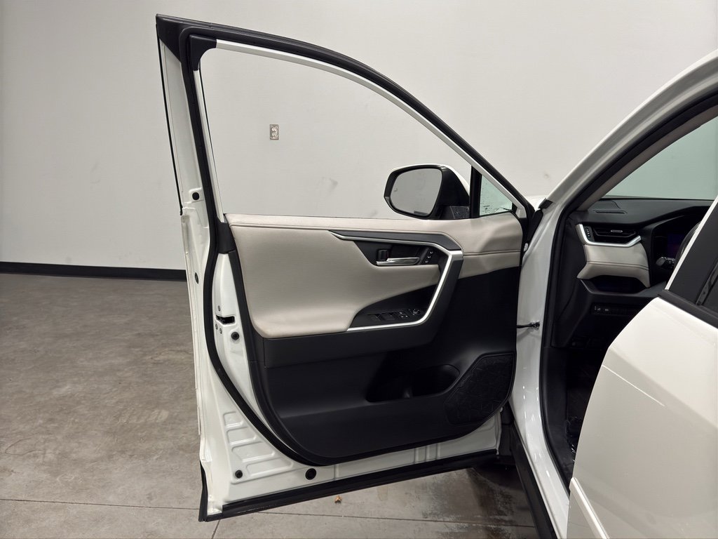 Used 2019 Toyota RAV4 Limited image 9