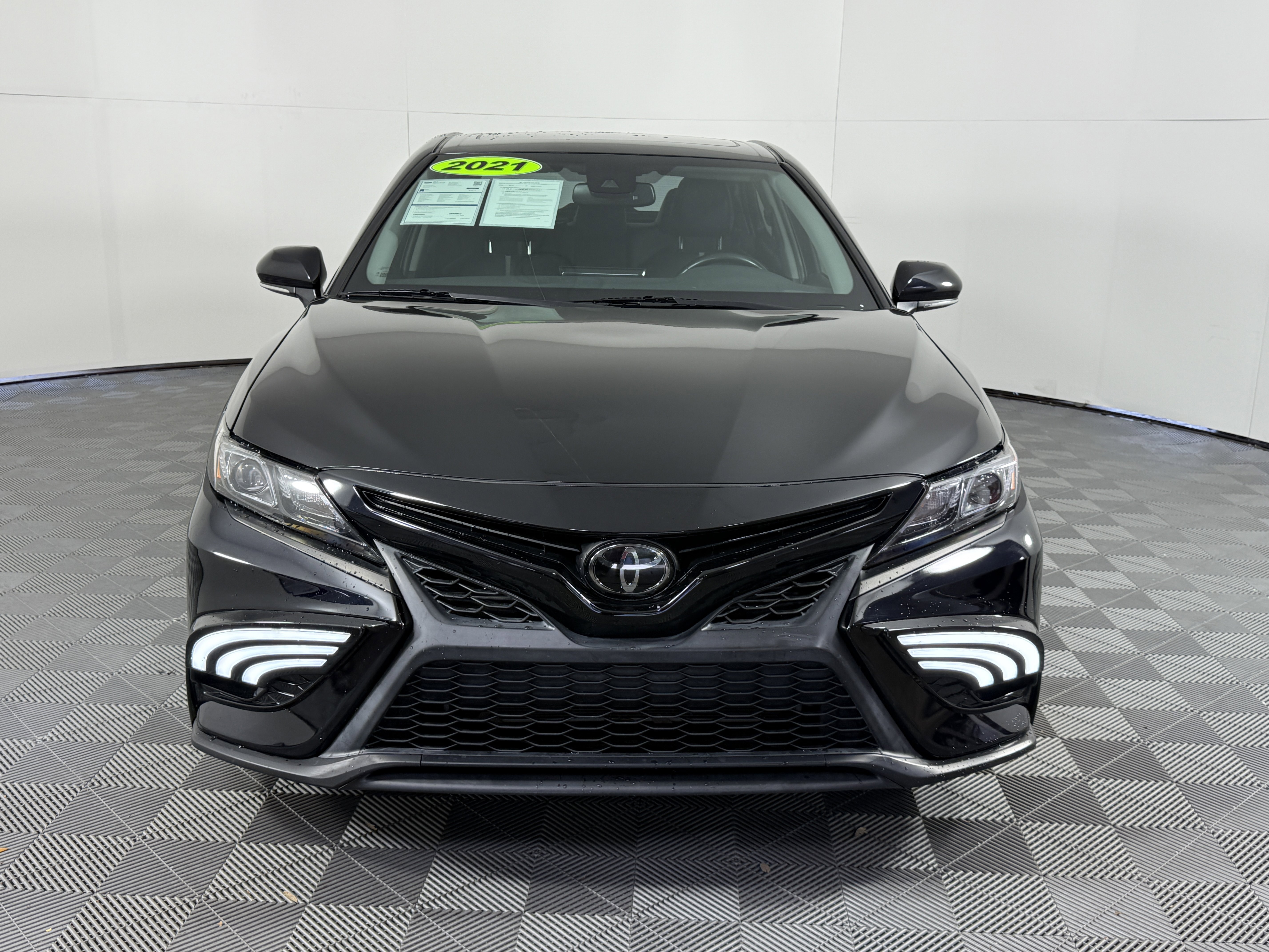 Used 2021 Toyota Camry SE w/ Convenience Package image 6
