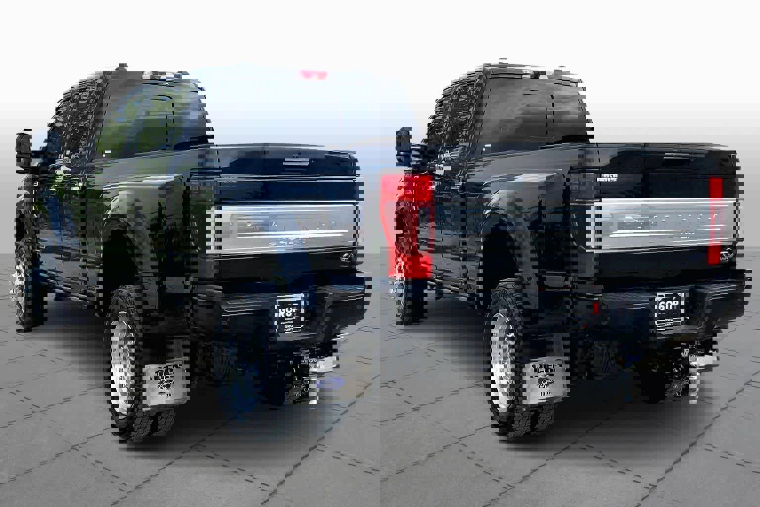 Certified 2022 Ford F450 Platinum w/ FX4 Off-Road Package image 11