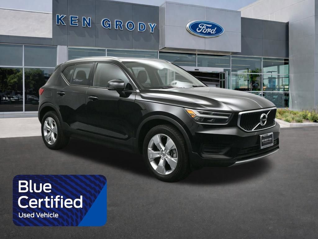 Used 2022 Volvo XC40 T5 Momentum image 1