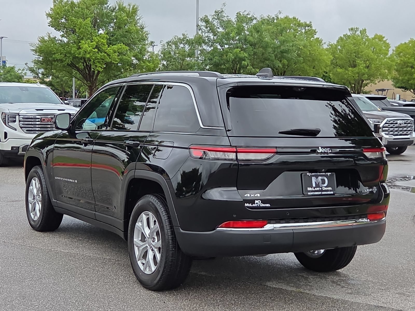 Used 2023 Jeep Grand Cherokee Limited w/ Luxury Tech Group II AWD/4WD image 4