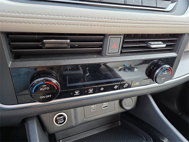 Used 2023 Nissan Rogue SV image 16