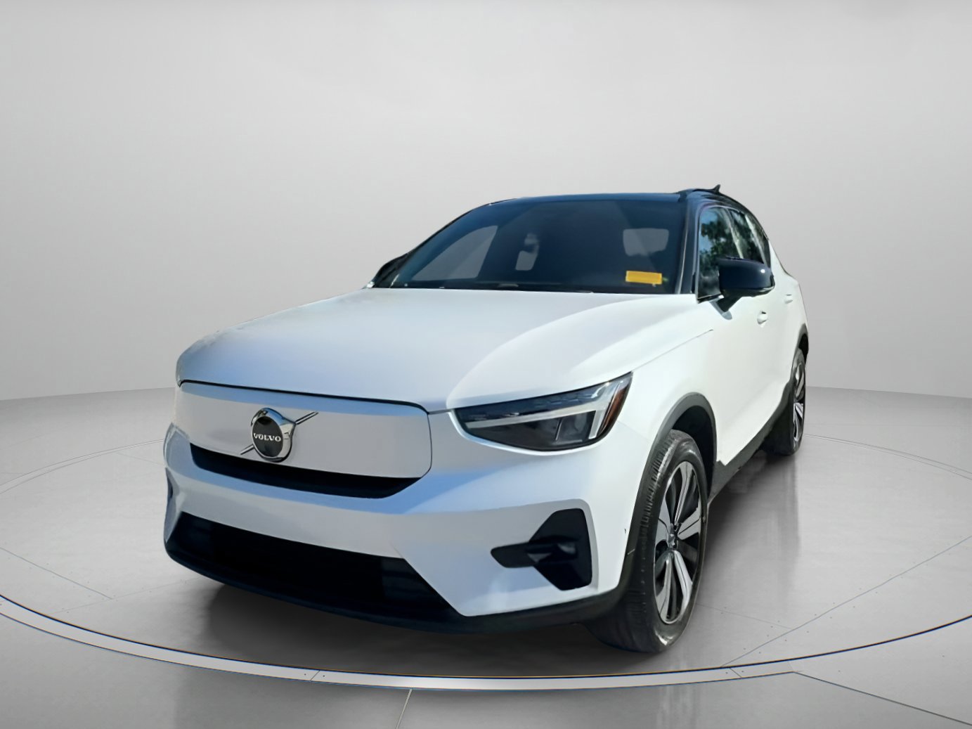 Used 2023 Volvo XC40 Recharge Plus image 3