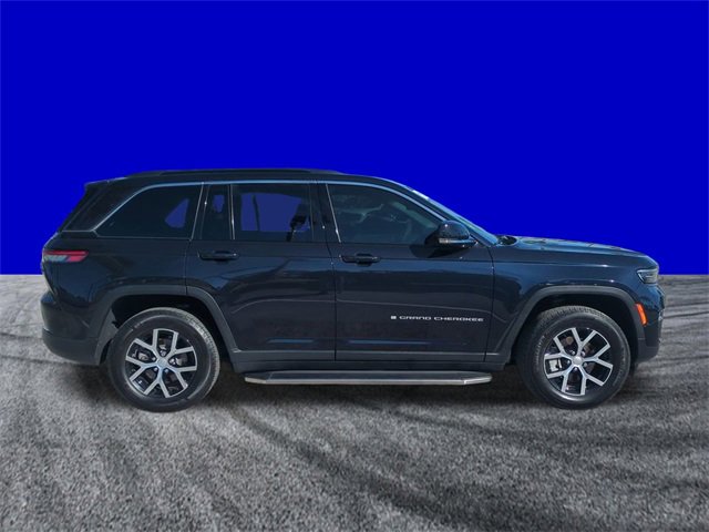 Used 2024 Jeep Grand Cherokee Limited image 3
