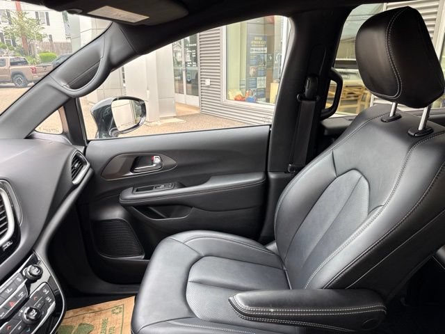 Used 2025 Chrysler Pacifica Select FWD image 28