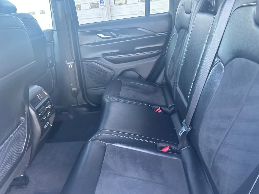 Used 2024 Jeep Grand Cherokee Altitude image 16