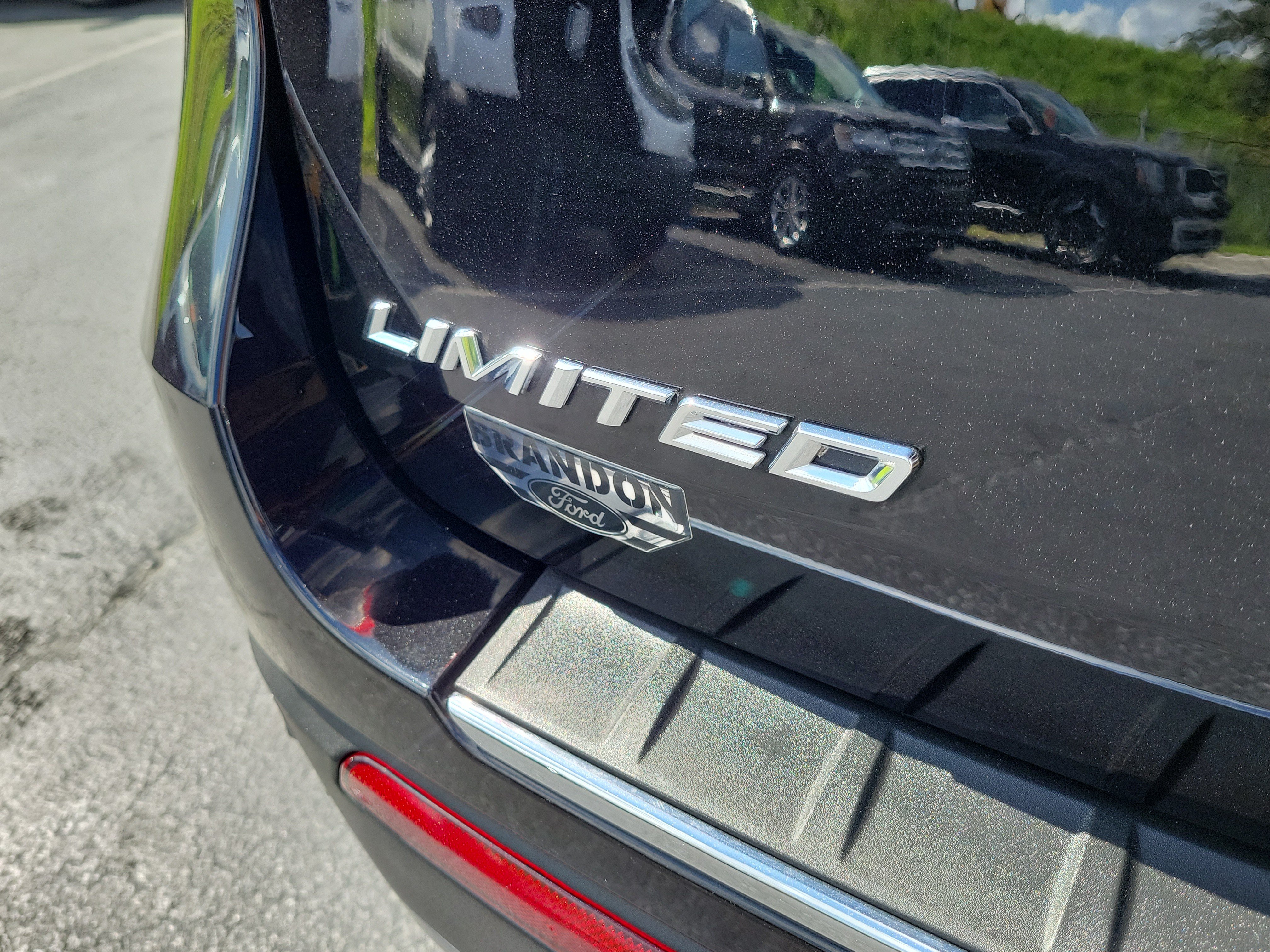 Certified 2023 Ford Explorer Limited w/ Limited Technology Package RWD image 9
