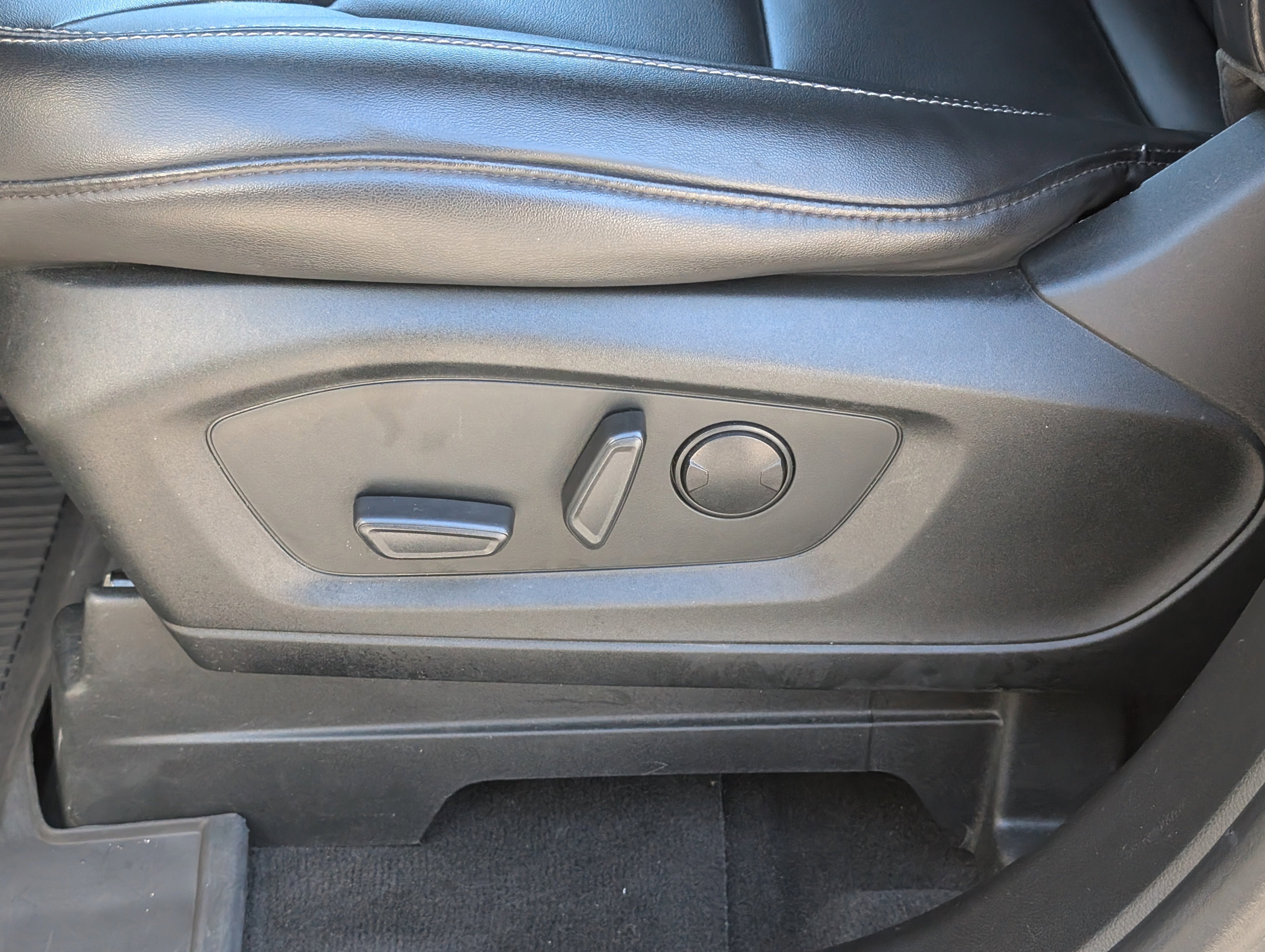 Certified 2022 Ford Explorer XLT w/ Equipment Group 202A image 24