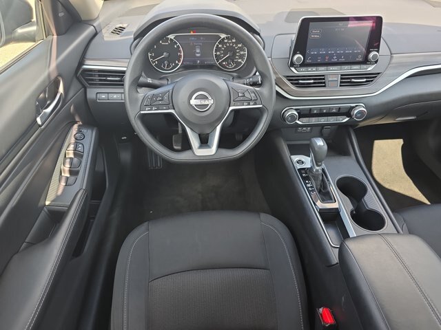 Used 2025 Nissan Altima 2.5 SV FWD image 12