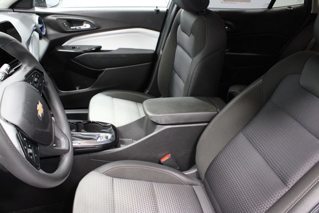 Used 2025 Chevrolet Trax LT FWD image 23