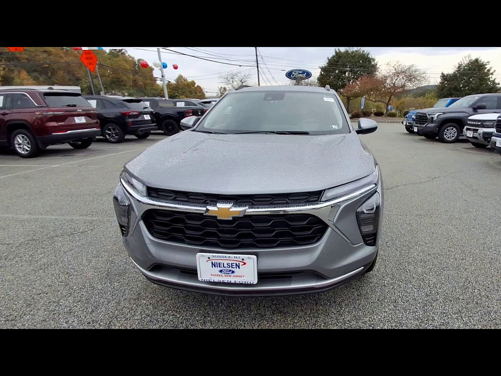 Used 2025 Chevrolet Trax LT FWD image 3