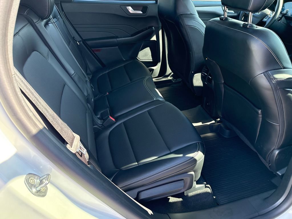 Certified 2025 Ford Escape Platinum w/ Class II Trailer Tow Package image 15