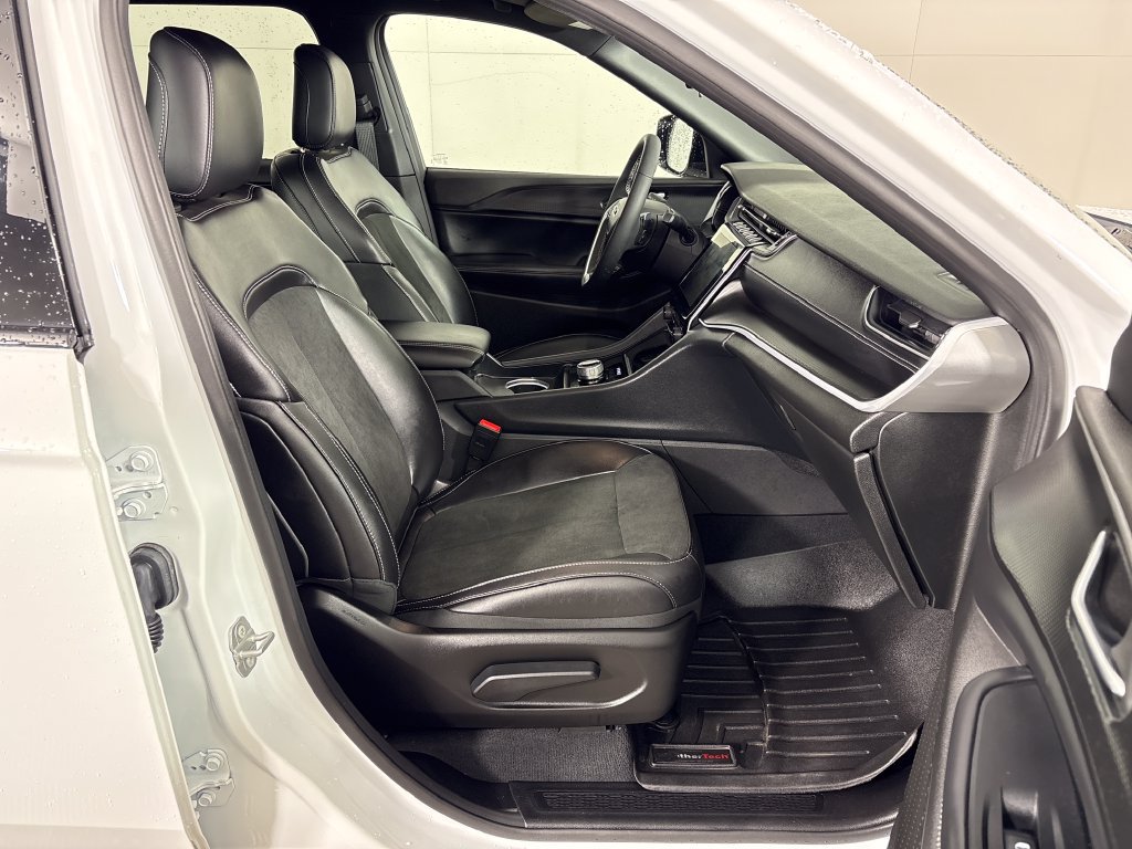 Used 2025 Jeep Grand Cherokee L Altitude RWD image 6