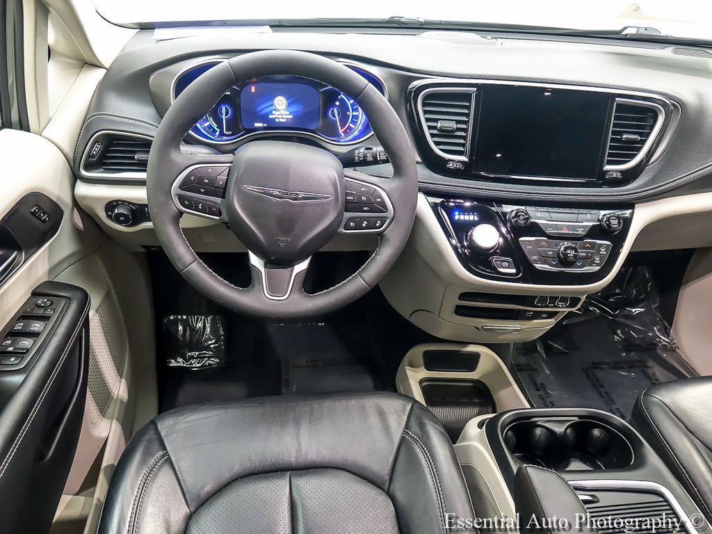 Used 2022 Chrysler Pacifica Touring-L FWD image 13