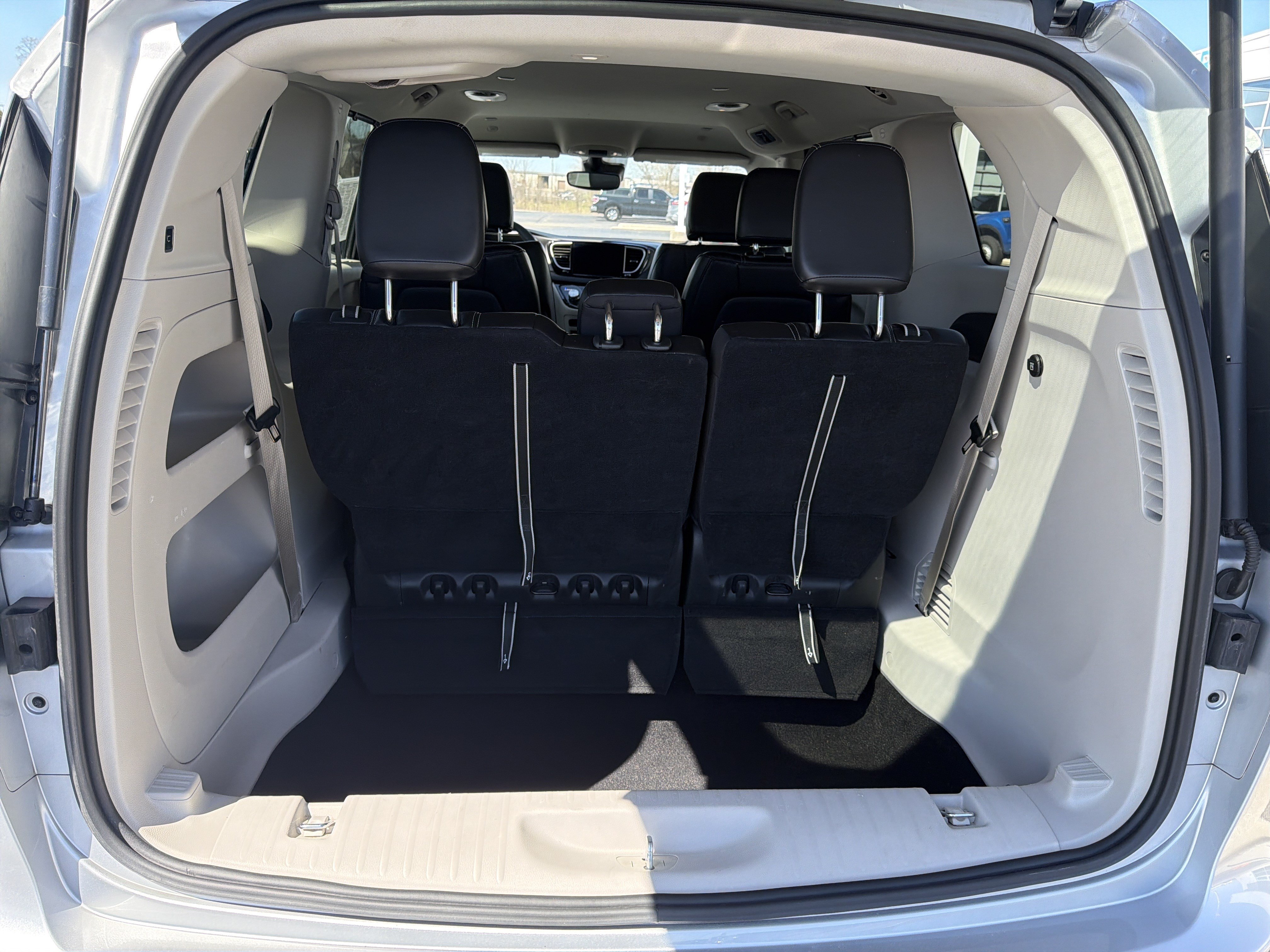Used 2024 Chrysler Pacifica Touring-L FWD image 19
