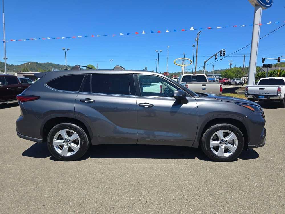 Used 2022 Toyota Highlander LE FWD image 6