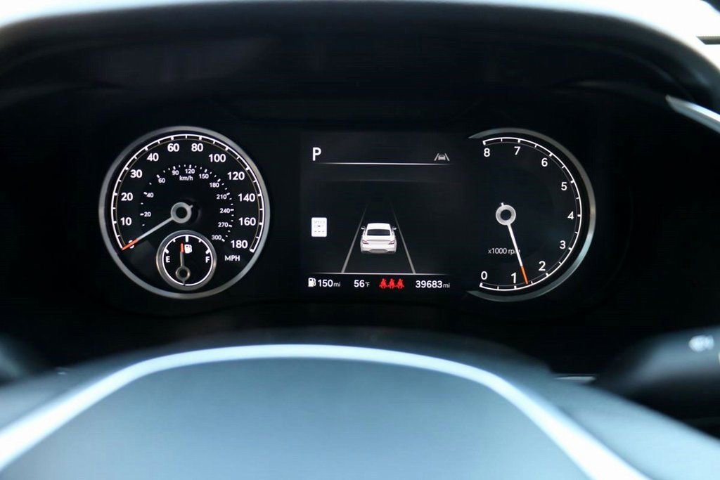 Used 2025 Genesis G70 2.5T image 13