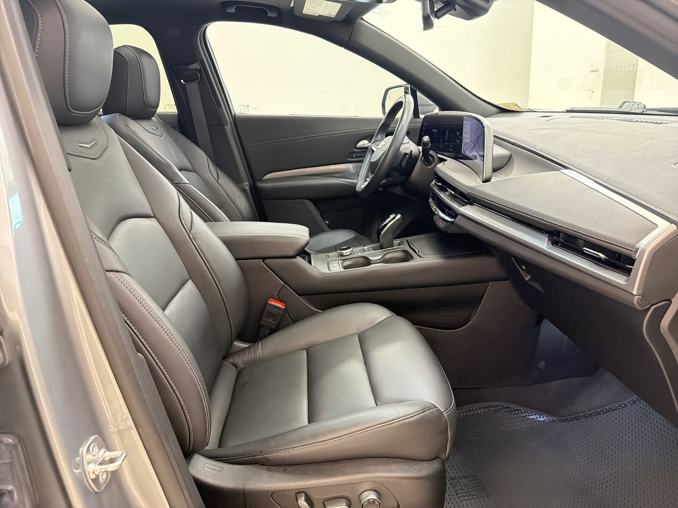Used 2024 Cadillac XT4 Premium Luxury w/ Cold Weather Package FWD image 31