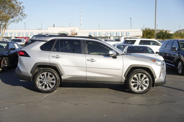 Used 2020 Toyota RAV4 XLE Premium image 5