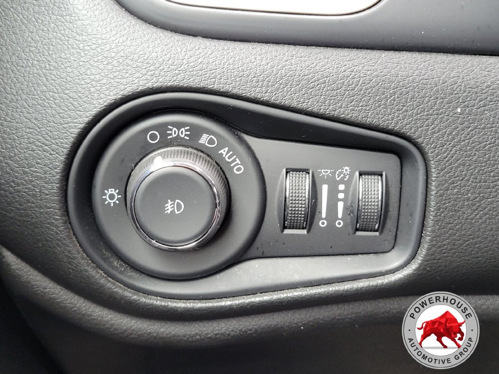 Used 2017 Jeep Renegade Latitude w/ Cold Weather Group AWD/4WD image 28