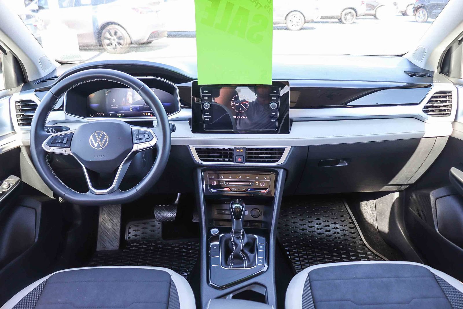 Used 2025 Volkswagen Taos SE w/ Panoramic Sunroof Package FWD image 12