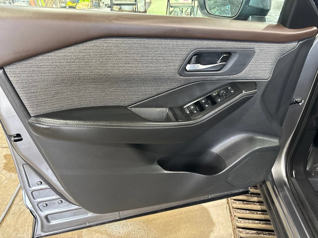 Used 2022 Nissan Rogue SV AWD/4WD image 11