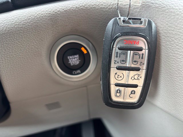 Used 2024 Chrysler Pacifica Limited FWD image 20
