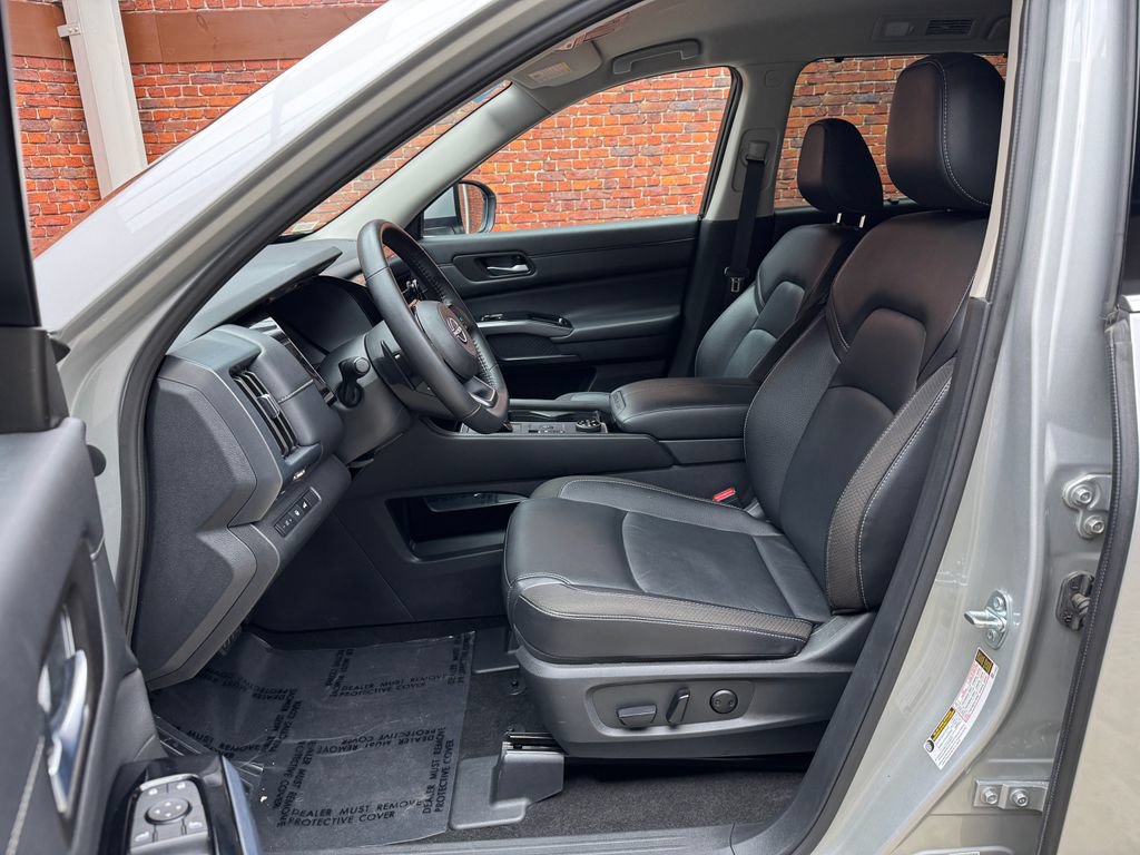 Used 2025 Nissan Pathfinder SL AWD/4WD image 23