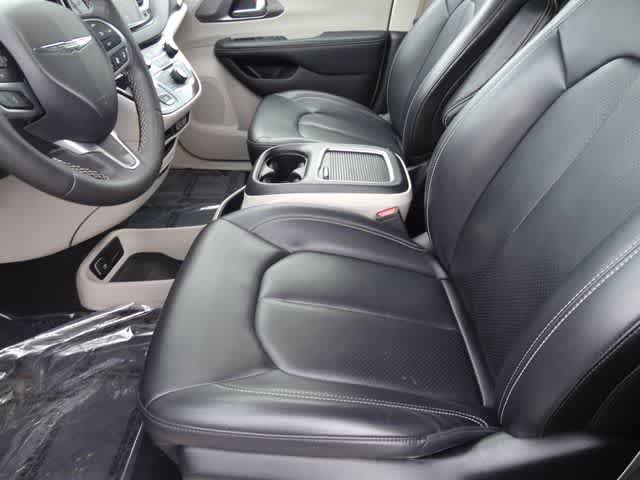 Used 2023 Chrysler Pacifica Touring-L FWD image 6