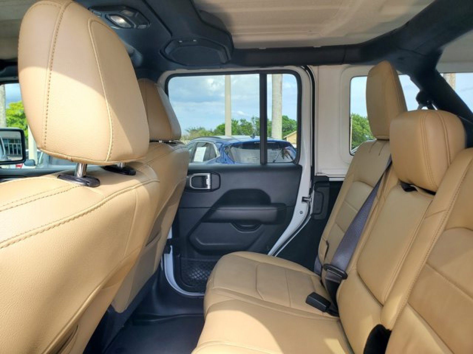 Used 2018 Jeep Wrangler Unlimited Sahara image 28