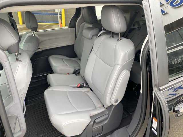 Used 2024 Toyota Sienna XLE w/ XLE Plus Package FWD image 21